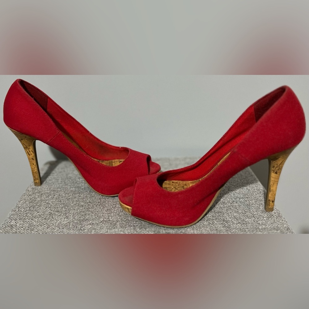 Red size 6.5 Christian Siriano open-toe heels